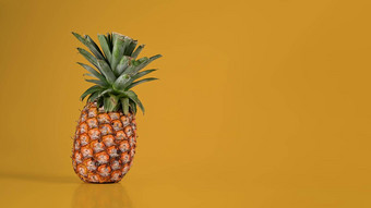 成熟的<strong>菠萝</strong>黄色的背景复制空间夏天<strong>热带</strong>水果概念