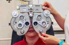女人在途中眼睛测试眼眼底访问医生