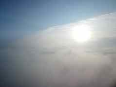 空中视图蓝色的天空太阳雾平静海无人机苍蝇多雾的毛茸茸的云摘要空中自然夏天海洋日落海天空背景假期旅行假期概念