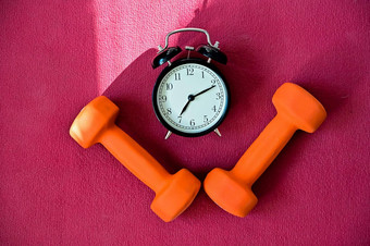 橙色隧道报警时钟粉红色的瑜伽席时间健身首页设备检疫体育纪律