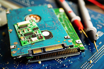 亚洲技术员修复微电路主要董事会电脑电子技术硬件移动电话升级清洁概念