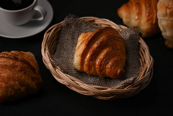美味的羊角面包柳条篮子准备好了服务早餐悬浮面包面包店产品咖啡馆概念