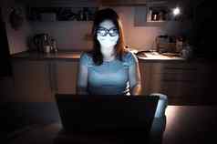 女孩面具手套学习检疫女人工作加班首页移动PC自由职业者坐着厨房黑暗光监控