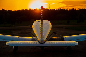 四飞机停私人机场后视图飞机螺旋桨日落背景