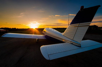 四飞机停私人机场后视图飞机螺旋桨日落背景
