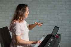 女唱歌老师在线教训数字平板电脑