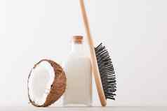头发护理概念椰子石油白色背景