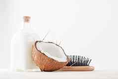 头发护理概念椰子石油白色背景
