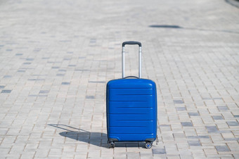 蓝色的手提箱轮子人行道上行李街城市准备好了旅行大袋移动人