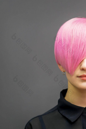 女人短明亮的粉红色的头发