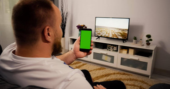 男人。会说话的朋友视频调用智能手机绿色屏幕浓度关键