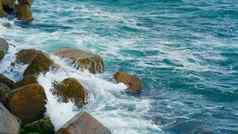 蓝色的清晰的海水coastile打破岩石