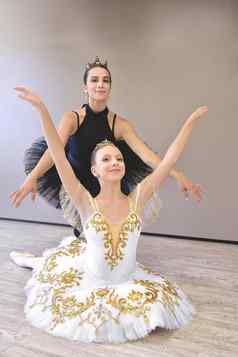 女编排老师导师教练经典跳舞教的姿势伸展运动年轻的学生学习跳舞青少年女孩芭蕾舞女演员