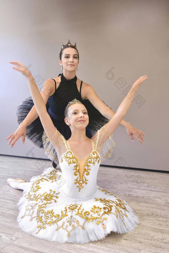女编排老师导师教练经典跳舞教的姿势伸展运动年轻的学生学习跳舞青少年女孩芭蕾舞女演员