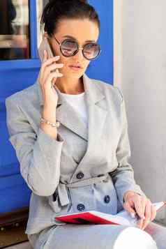 业务女人会谈智能手机