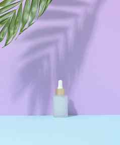 白色玻璃瓶吸管紫色的背景容器化妆品