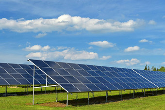 太阳能权力植物概念电生态行业高能源价格美丽的景观阳光明媚的一天蓝色的天空光伏权力植物