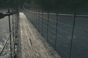 木长悬架桥belaya山河自然厚神秘的雾水晚上月光