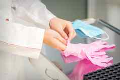 护士的手把粉红色的手套