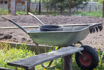 灰色的金属花园独轮手推车处理轮独轮手推车花园花园园丁的独轮手推车后院花园清洁