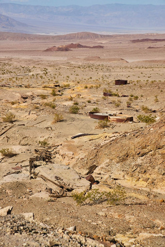 开放沙漠景观被遗弃的矿业设备死亡谷