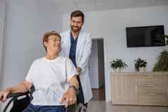 专业医生带来了女病人轮椅医院病房诊所