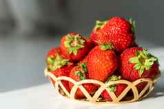 新鲜的多汁的草莓柳条篮子