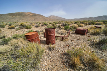金属桶沙漠平原山