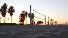 球员玩排球海滩法院凌空抽射球游戏球网