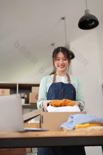 肖像小启动亚洲女企业家锻造老板挑选黄色的衬衫包装盒子客户在线业务的想法自由