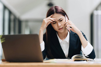 肖像亚洲业务女人担心市<strong>场</strong>营销计划<strong>年会</strong>说话的客户