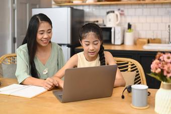 亚洲妈妈。帮助女儿家庭作业研究在线学习系统