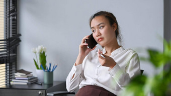 亚洲女员工手机谈话工作现代办公室