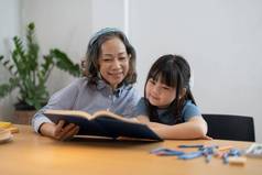 孙子（外）孙女奶奶祖母阅读书女孩高级亚洲人