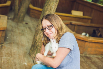 快乐女人白色婴儿兔子微笑女孩复活节兔子可爱的毛茸茸的毛