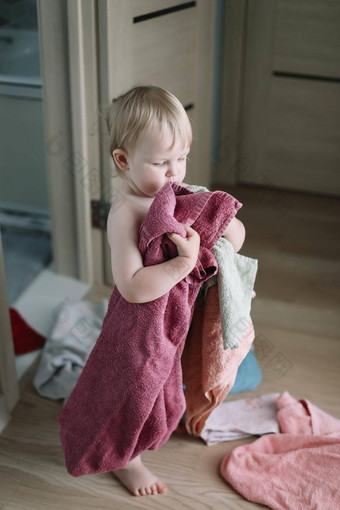 可爱的有趣的婴儿玩堆栈毛巾浴室首页