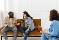 多样化的夫妇会话心理学家的关系问题避免离婚