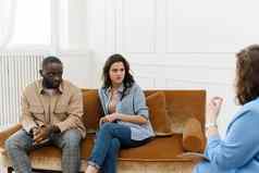多样化的夫妇会说话的心理学家女人的关系问题婚姻治疗家庭和解