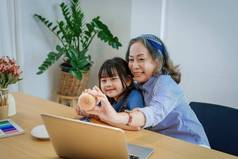 亚洲肖像孙子（外）孙女奶奶祖母（外）孙女幸福的加入活动享受吃增强技能孙子