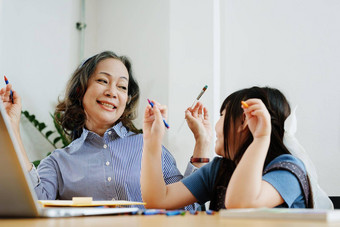 亚洲肖像孙子（外）孙女奶奶祖母（外）孙女幸福的加入活动增强技能孙子