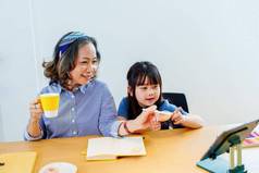 亚洲肖像孙子（外）孙女奶奶祖母（外）孙女幸福的加入活动享受吃增强技能孙子