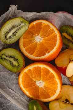 新鲜的水果黑暗背景橙色猕猴桃减少孤立的黑色的背景复制空间高决议产品