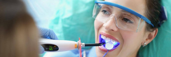 女人客户端口腔学诊所牙齿美白特殊的设备