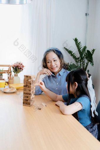 亚洲肖像孙子（外）孙女奶奶祖母（外）孙女幸福的加入活动块木游戏谜题增强技能孙子