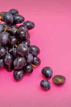 群成熟的新鲜的黑色的葡萄