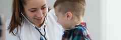 年轻的女人儿科医生听孩子听诊器工具计划检查