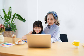 亚洲肖像孙子（外）孙女奶奶祖母（外）孙女幸福的加入活动增强技能孙子