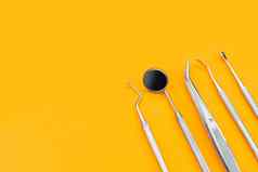 牙医工具牙齿护理牙科健康概念橙色背景前视图复制空间