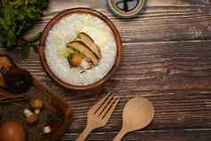 大米粥软煮熟的蛋香菇蘑菇片姜葱粥类型大米粥受欢迎的亚洲国家