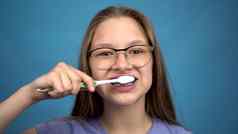 女孩牙套刷牙齿牙刷特写镜头女孩彩色的牙套牙齿牙齿清洁